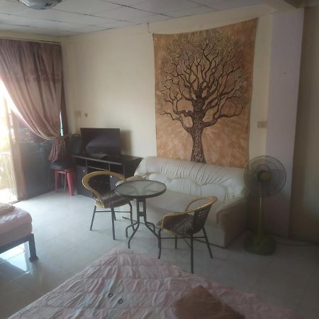 Artem'S Guesthouse Haat Jomtien Eksteriør bilde