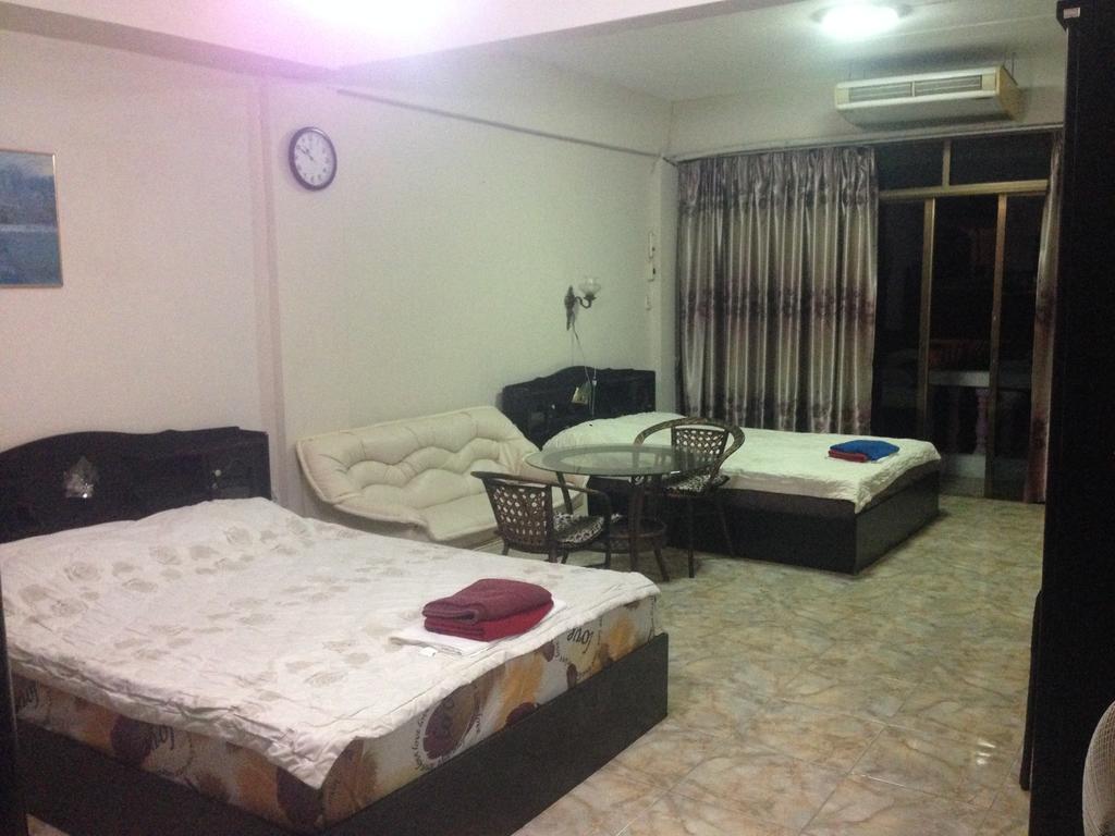 Artem'S Guesthouse Haat Jomtien Eksteriør bilde