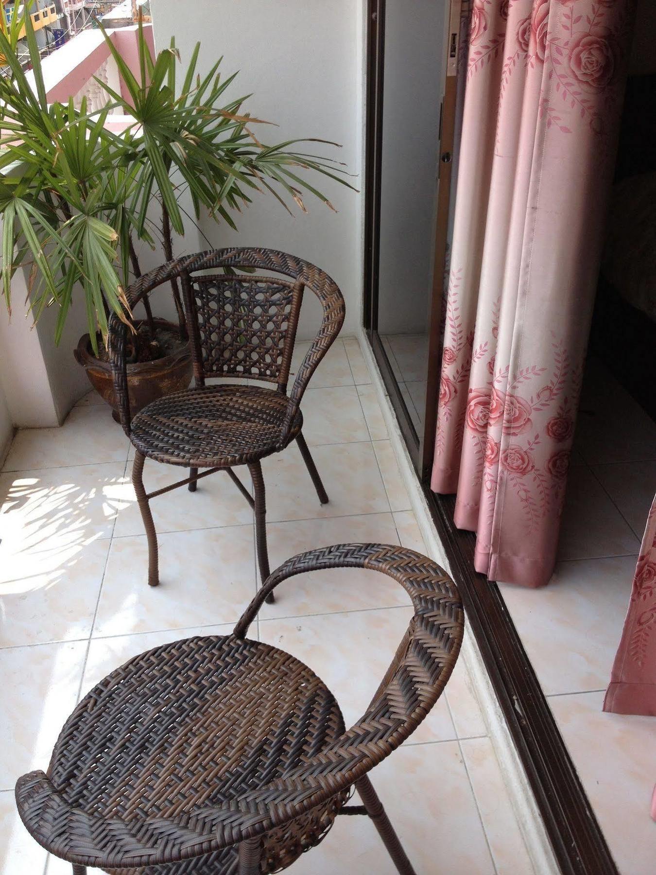 Artem'S Guesthouse Haat Jomtien Eksteriør bilde