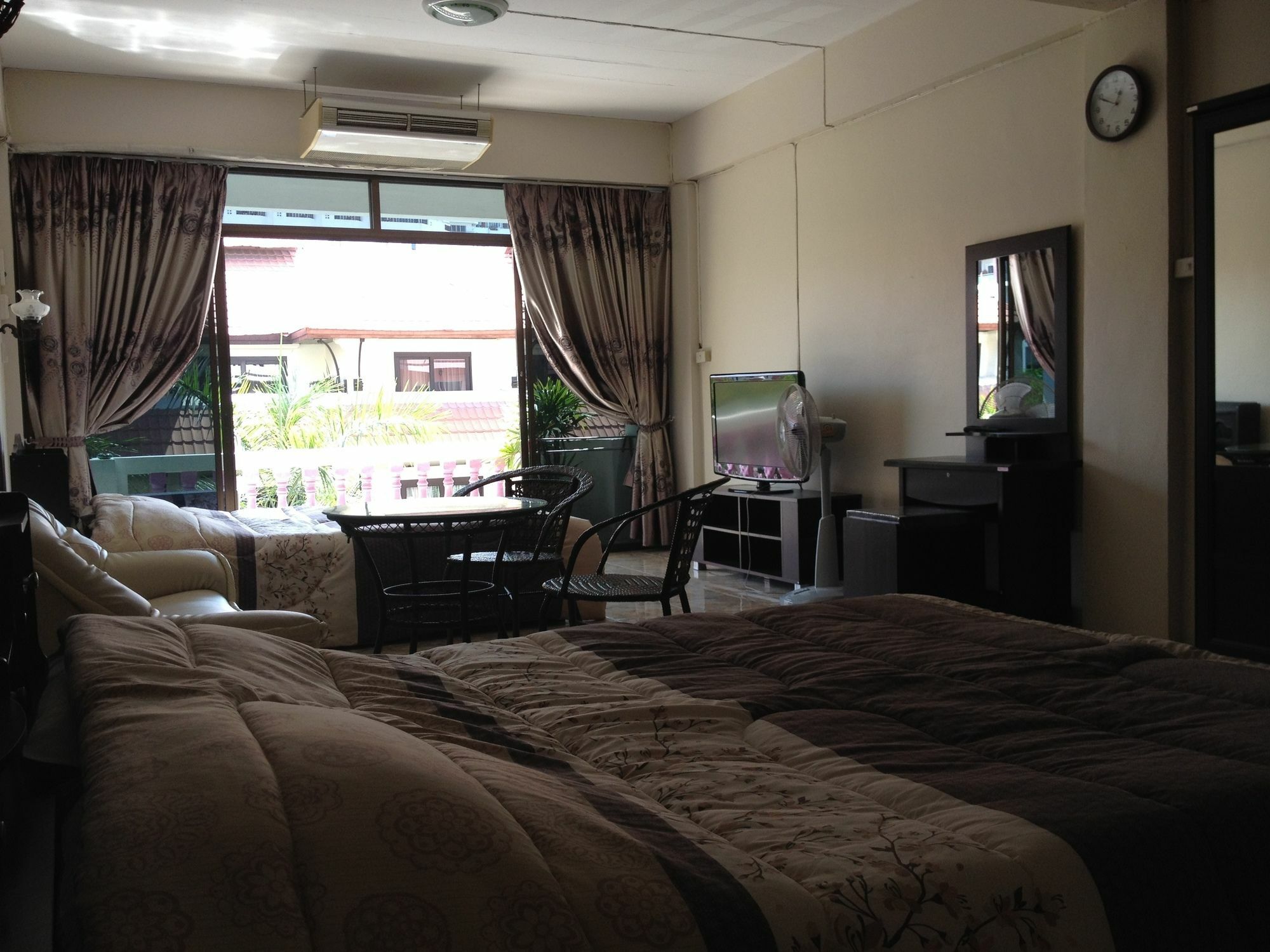 Artem'S Guesthouse Haat Jomtien Eksteriør bilde