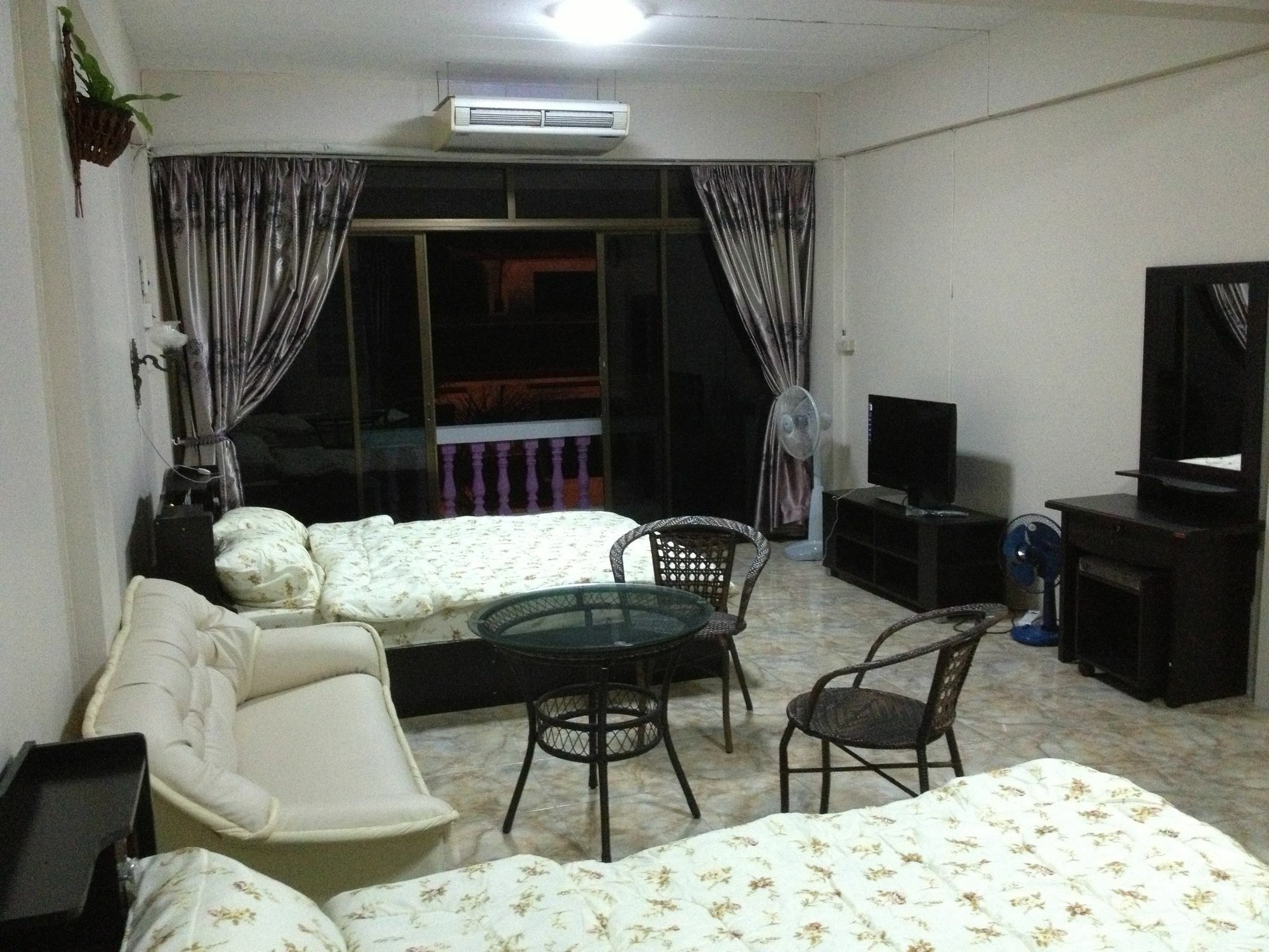 Artem'S Guesthouse Haat Jomtien Eksteriør bilde